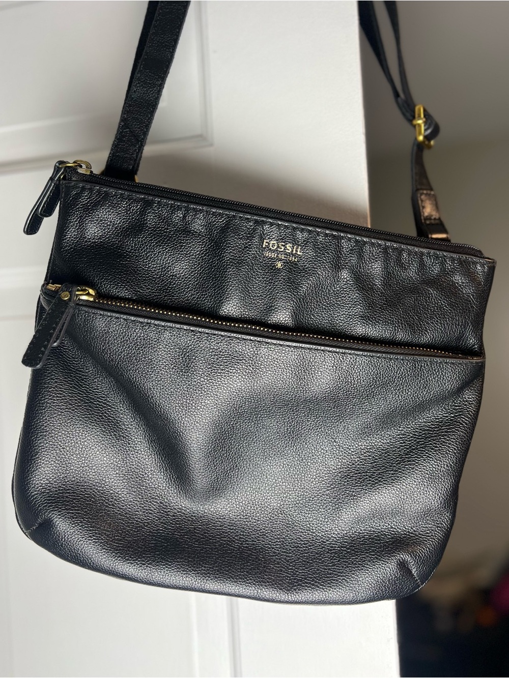 Fossil Black Pebbled Leather Zip-Front/Top Crossbody Bag with Gold Hardware